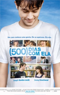 Capa de 500 dias com ela, mostra o protagonista com uma camiseta com várias fotos do seu relacionamento | filmes para solteiros