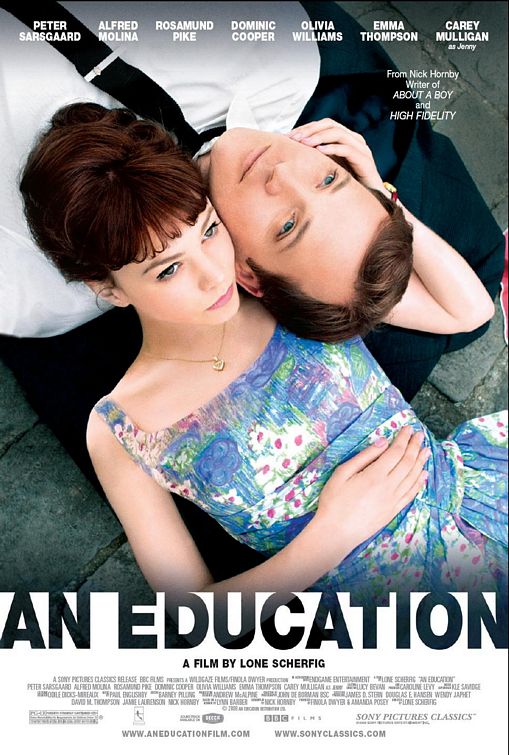 Capa do filme, mostra os protagonistas deitados um para cada lado, com as cabeças encostadas | filmes para solteiros